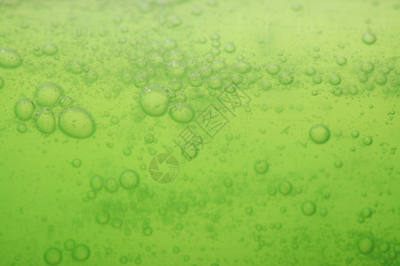 含有肥皂泡沫的绿色抽象模糊液体背景背景图片