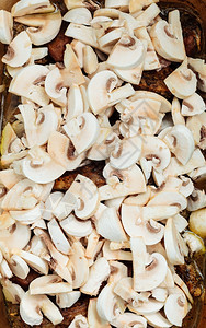 食物关闭烤鸡肉和香肠蘑菇作为背景烹饪和传统图片