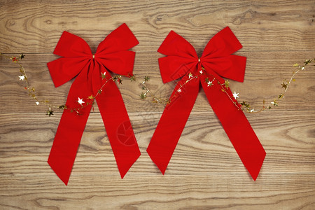 对圣诞红弓和金星的俯视挂在生锈木板上的绳子图片