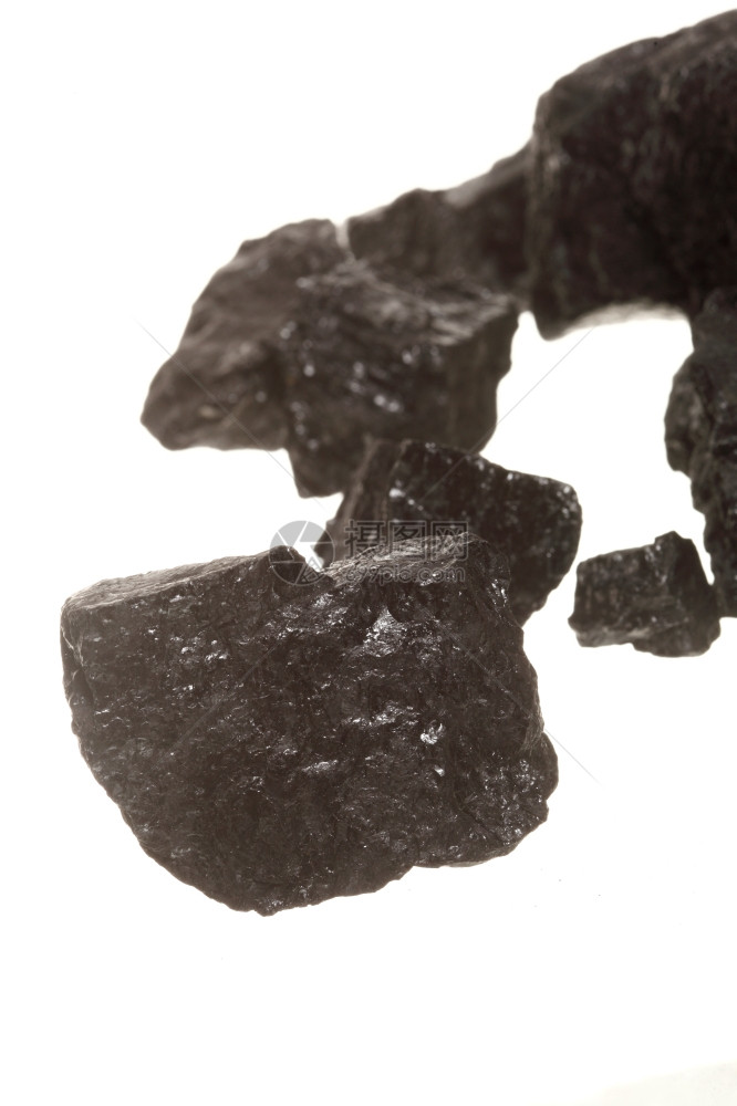 煤块碳核糖分离在白色的电源和能量上图片