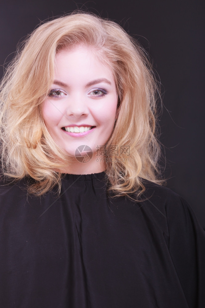 美容院的年轻女人发型风格图片