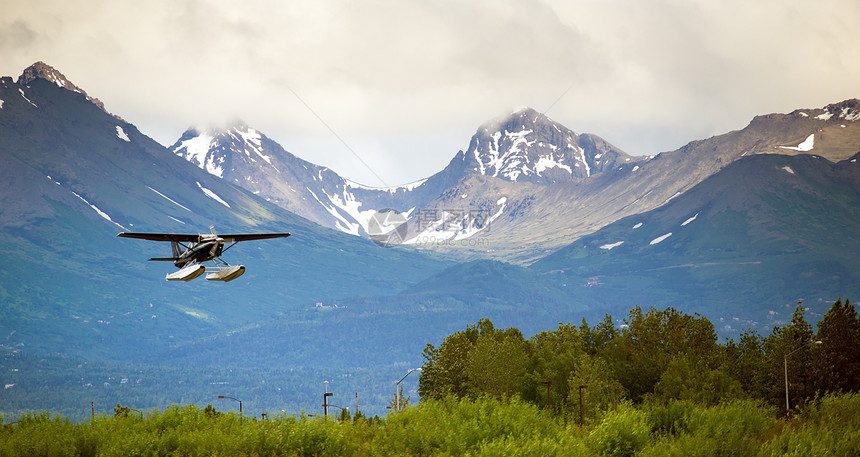 灌木飞机在阿拉斯加起飞图片
