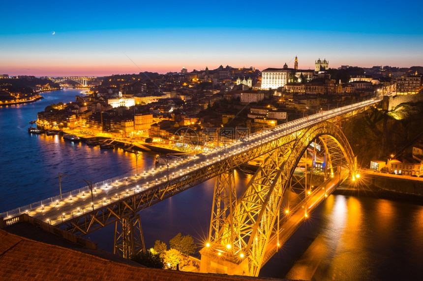黄昏时在葡萄牙波尔图的多姆路易斯桥图片