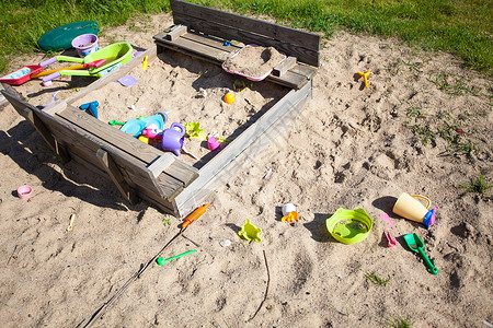 童年时代沙坑箱在操场或花园里装有多彩的塑料玩具图片