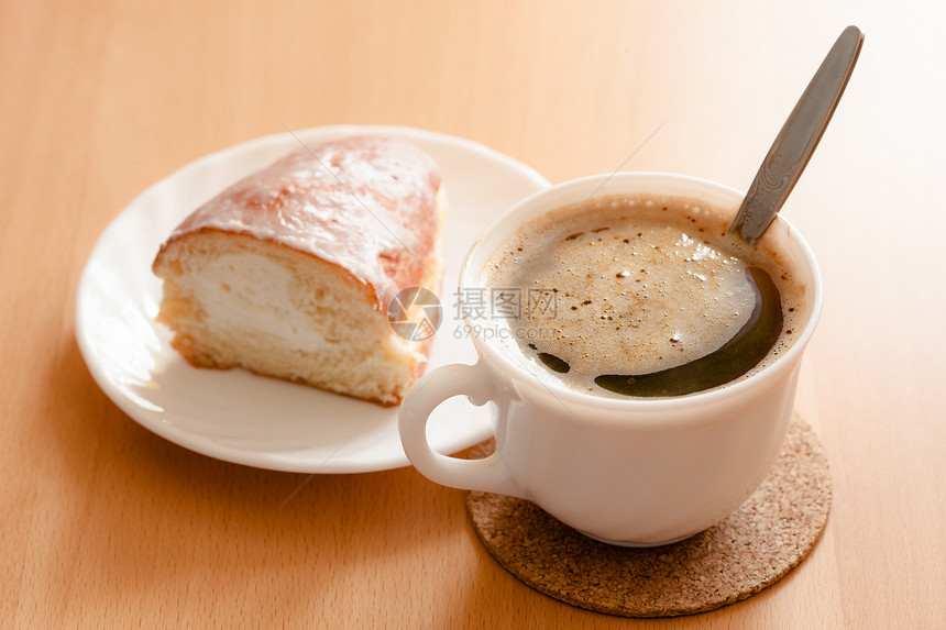 饮料和甜食一杯热饮咖啡和盘子图片