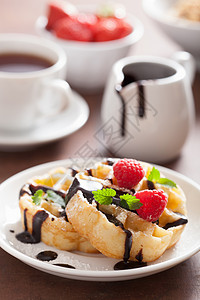 比利时华芙饼巧克力和草莓早餐图片