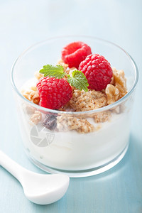 白色背景上的核桃草莓酸奶图片