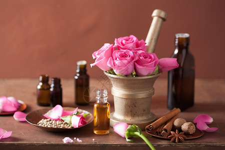 水疗和芳香法配有玫瑰花迫击和香料高清图片