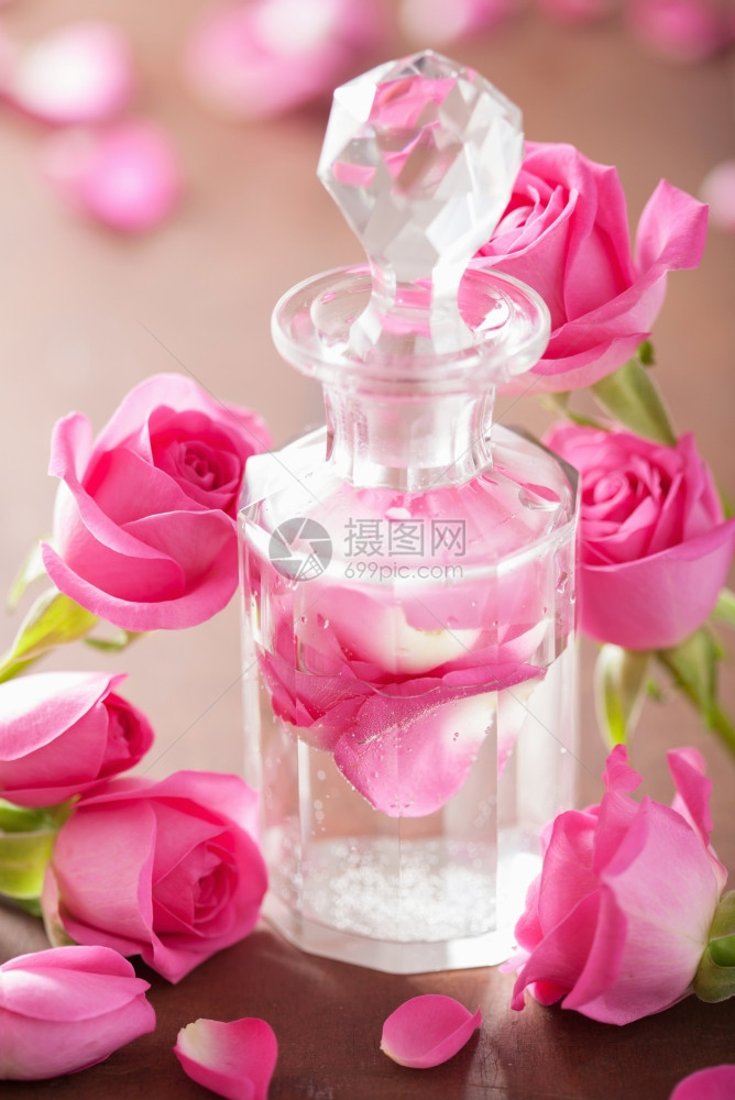香水瓶和粉红玫瑰花温泉芳香疗法图片