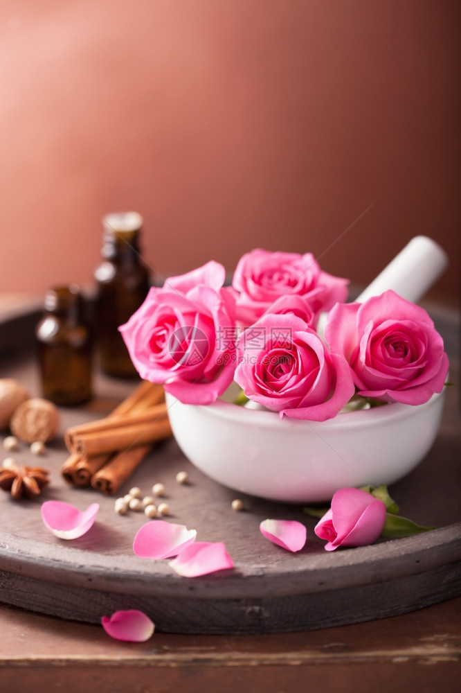 水疗和芳香法配有玫瑰花迫击和香料图片