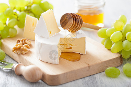 带葡萄蜂蜜和木本底坚果的乳酪葡萄蜂蜜和木本底坚果图片