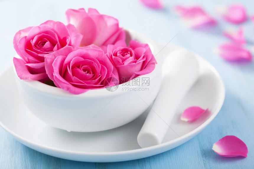 用于芳香治疗和温泉的粉红花图片