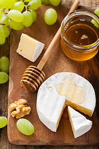带葡萄蜂蜜和木本底坚果的乳酪葡萄蜂蜜和木本底坚果图片