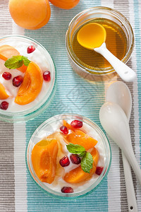 俯视图搭配新鲜果杏和酸奶的健康早餐图片