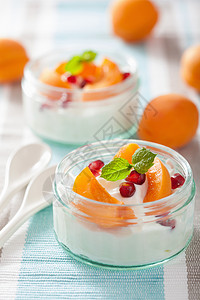 搭配新鲜果杏和酸奶的健康早餐图片