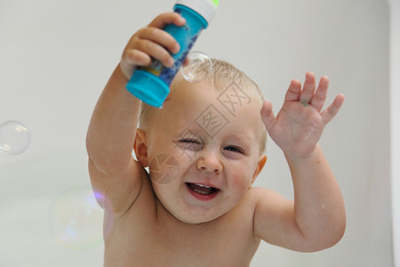 2岁小男孩在用肥皂泡洗澡图片