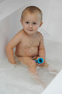2岁小男孩在用肥皂泡洗澡背景图片