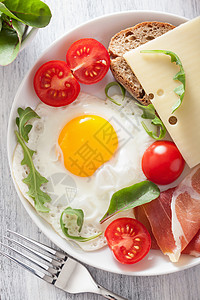 健康早餐炒鸡蛋加火腿番茄图片