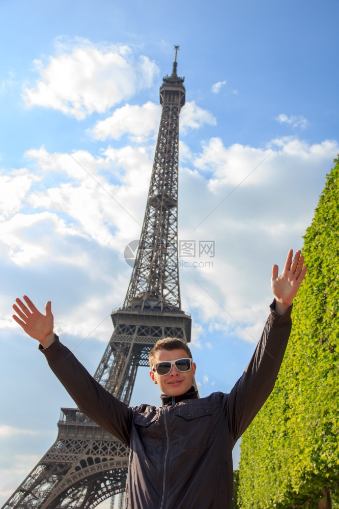 年轻人旅行者在法国巴黎展示艾菲尔塔LaTourEiffel图片