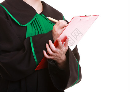 法院或司概念年轻女律师身着经典抛光波兰黑绿色礼服的年轻女律师在剪贴板上作笔记背景图片