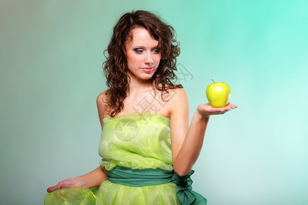 带苹果的美丽春女人绿色或饮食概念健康背景图片