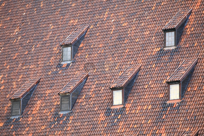 红瓷屋顶有许多窗户图片