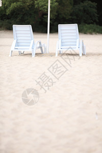 沙滩上的甲板椅背景图片