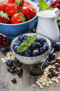 健康早餐Muesli和浆果健康饮食概念图片
