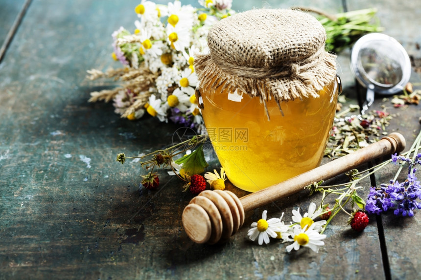 木制背景的蜂蜜和草药茶夏季健康和有机食品概念图片