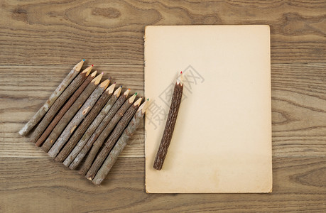 对旧铅笔树皮和锈木纸的旧铅笔俯视图片