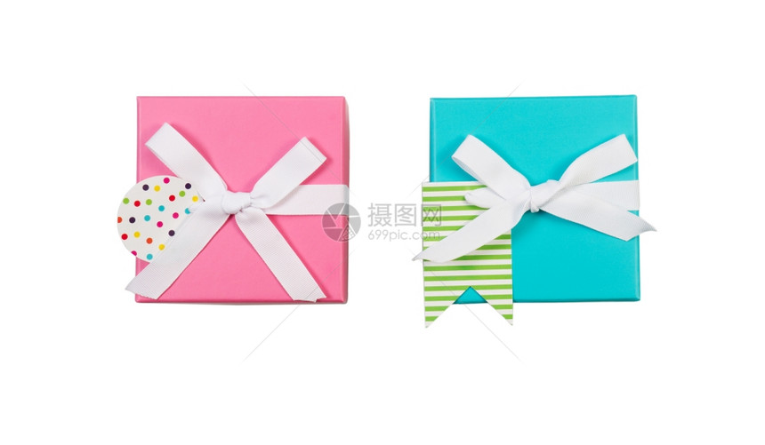 新的粉和水彩色包裹的礼品盒和白弓顶端视图白方隔绝图片