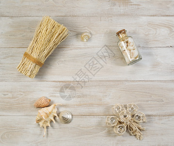固定木制板上安装的房屋饰物包括贝壳瓶装弹玻璃饰品和捆绑的稻草图片