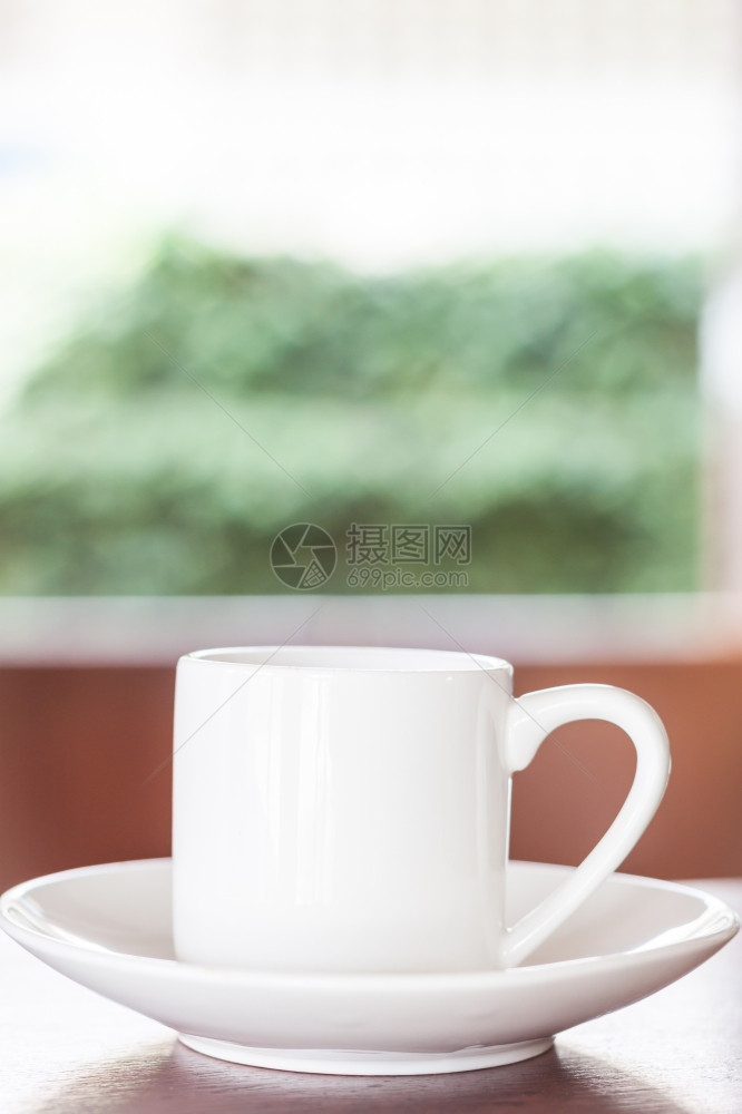 咖啡店桌上的白杯子股票照片图片