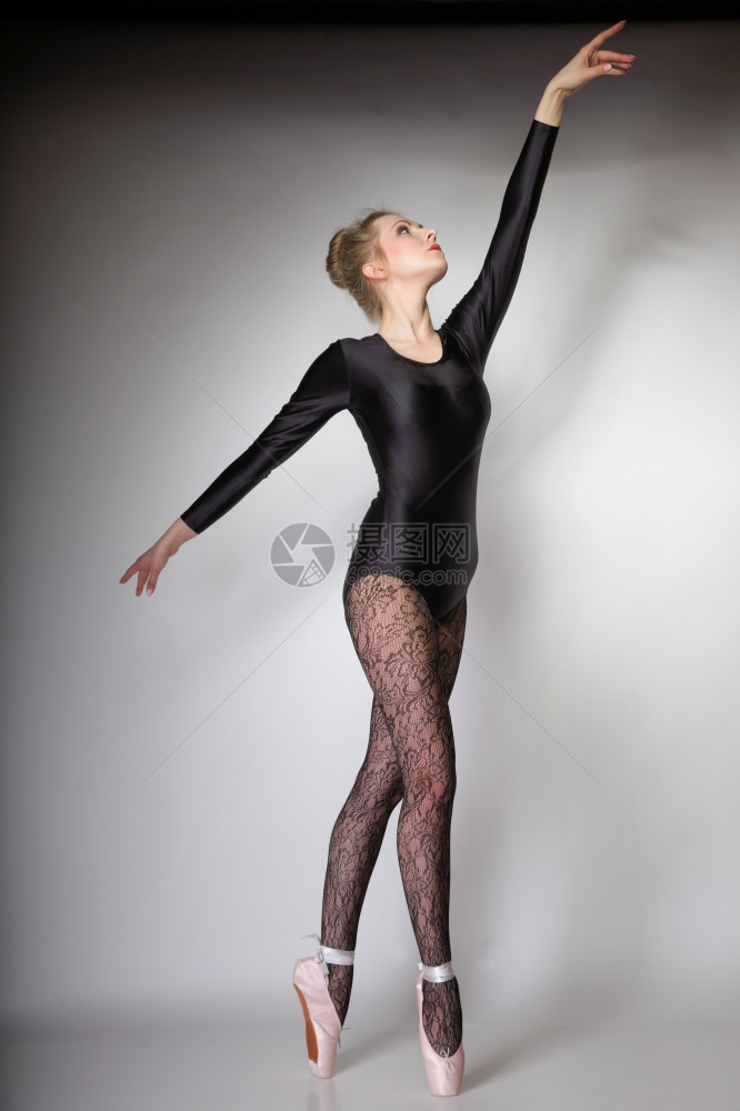 现代风格美丽的女芭蕾舞满身工作室灰色背景的芭蕾舞女图片