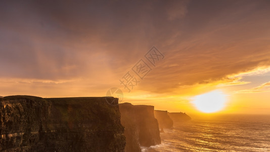 莫赫日落时的裂缝在克拉尔爱兰公司欧洲美丽的风景图片