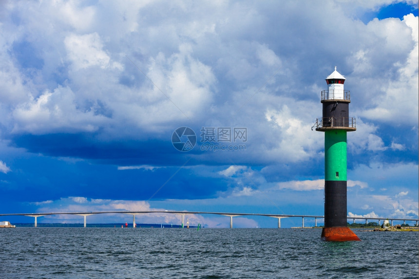 Buoy和Oresundsbron丹麦与瑞典在欧洲波罗的海Oresund桥连接点陆地标志和旅行图片