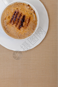 白杯热饮料咖啡卡布奇诺拿铁棕色背景的花红工作室拍摄背景图片
