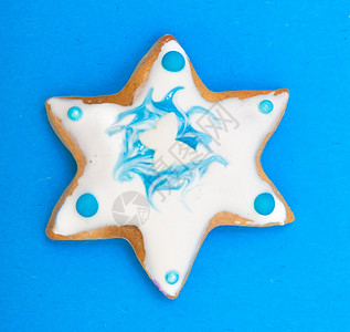 自己做的姜饼蛋糕明星上面有冰淇淋和蓝色装饰圣诞节和日手工设计的概念图片
