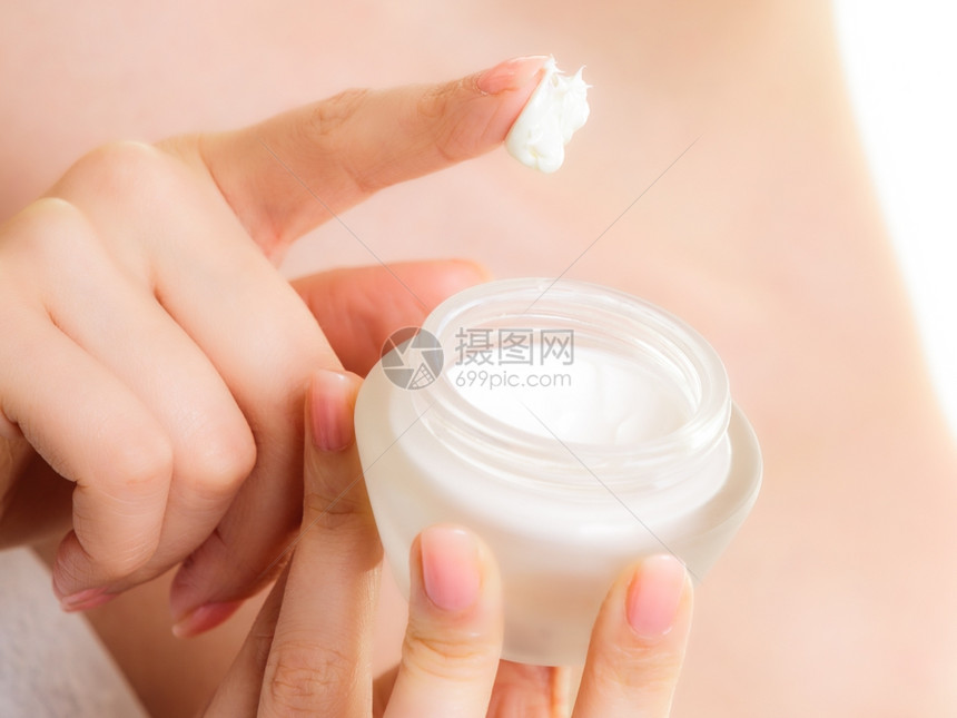 皮肤护理女人照顾干燥的皮肤女手中的润滑奶油分离美容治疗图片