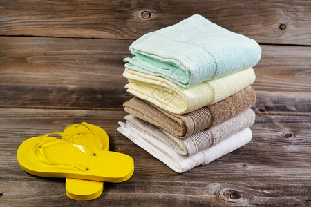 黄凉鞋和锈木上干净毛巾的横向相照图片
