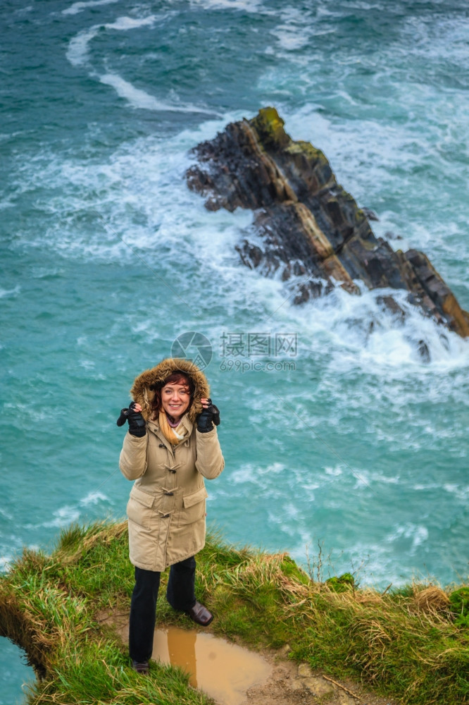 爱尔兰独白海岸女游客站在岩石悬崖上海洋CoCork爱尔兰欧洲美丽的海景自然观图片