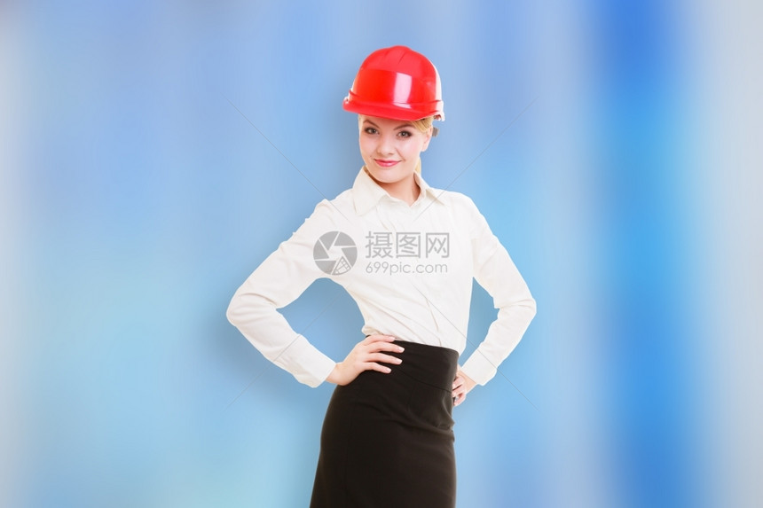 穿着红色安全头盔的女建筑师图片