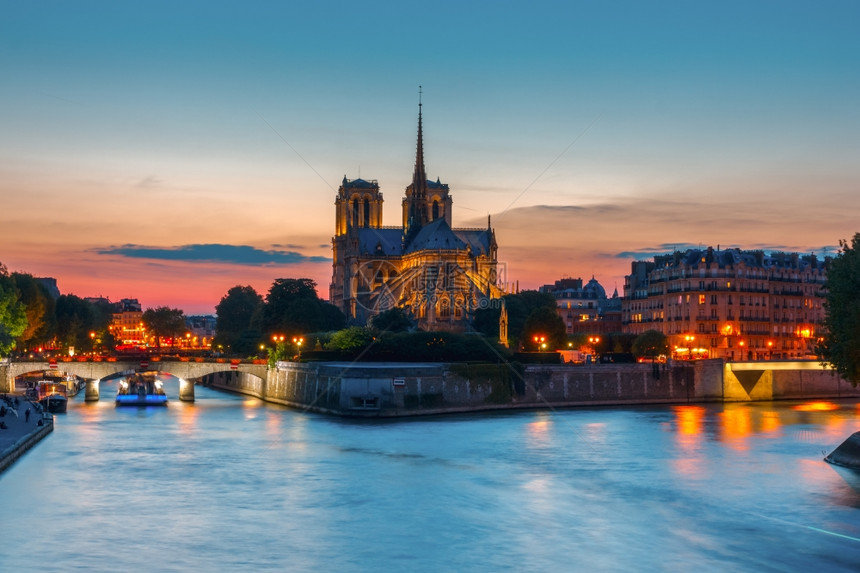 日落时巴黎圣母教堂南面图片