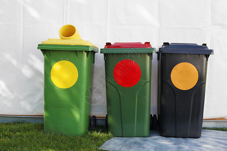 垃圾分离用于帮助分离和再循环的有色垃圾桶背景