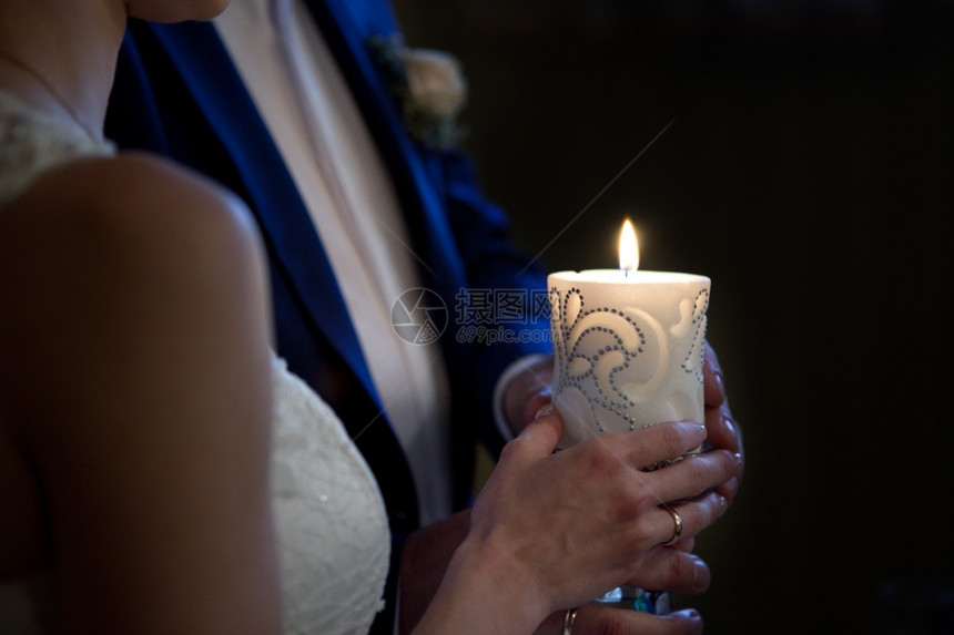 新娘和郎在教堂举行蜡烛图片