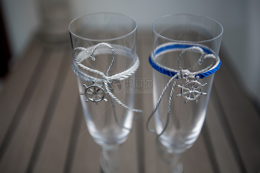 在游艇上戴双锚的结婚眼镜图片