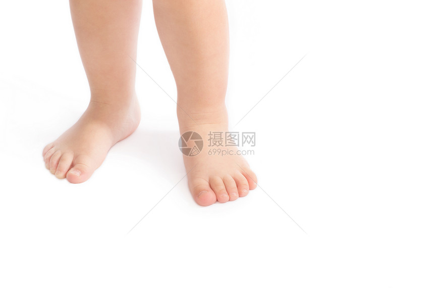 婴儿脚被孤立在白的婴儿脚上图片