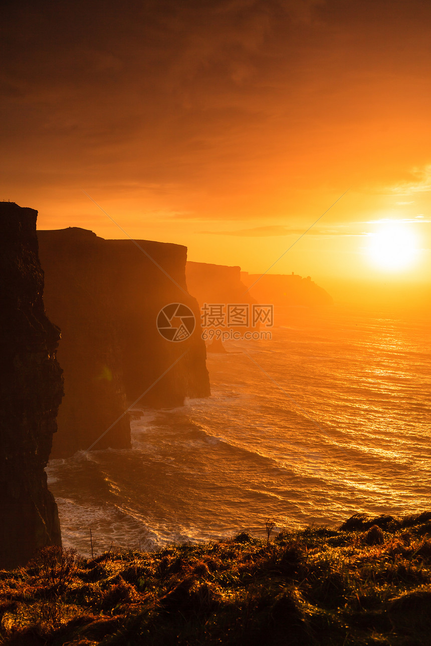 莫赫日落时著名的悬崖在克拉尔爱兰公司欧洲美丽的景色自然吸引图片