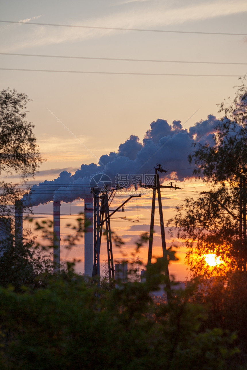 日落时电厂或站烟囱雾工业景观图片