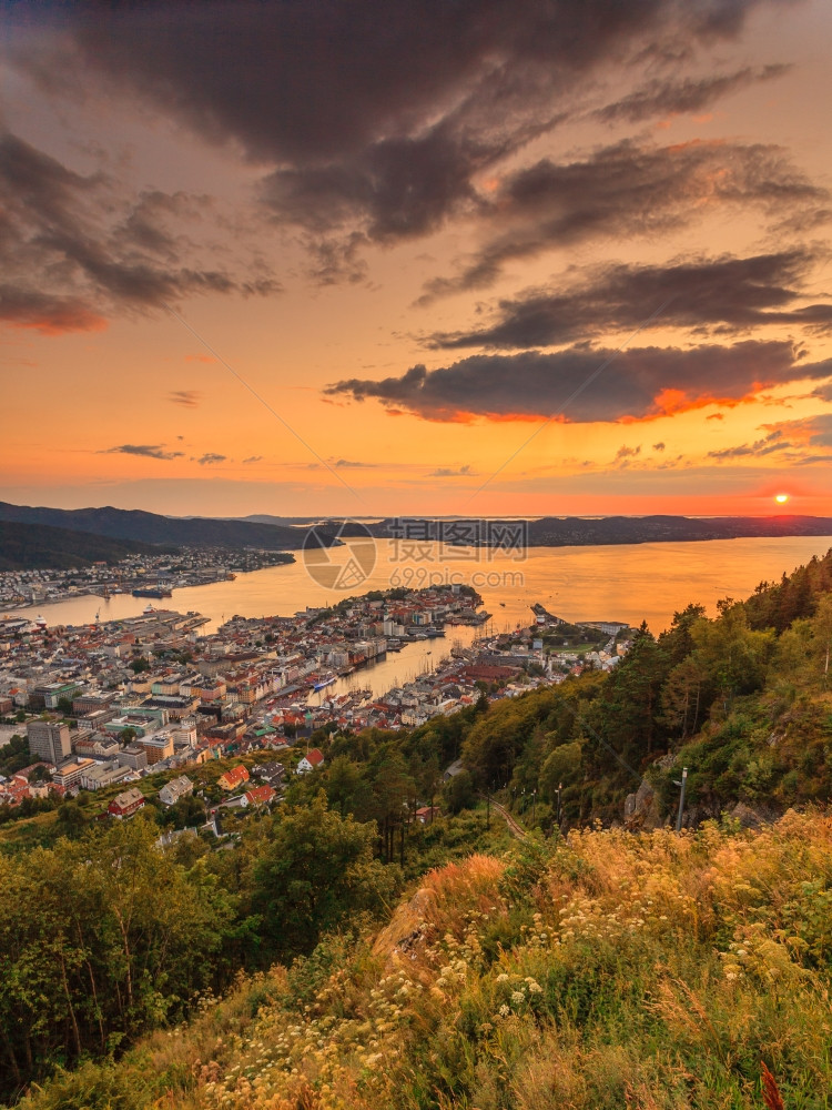 城市空间挪威卑尔根和峡湾风景日落山丘全图片
